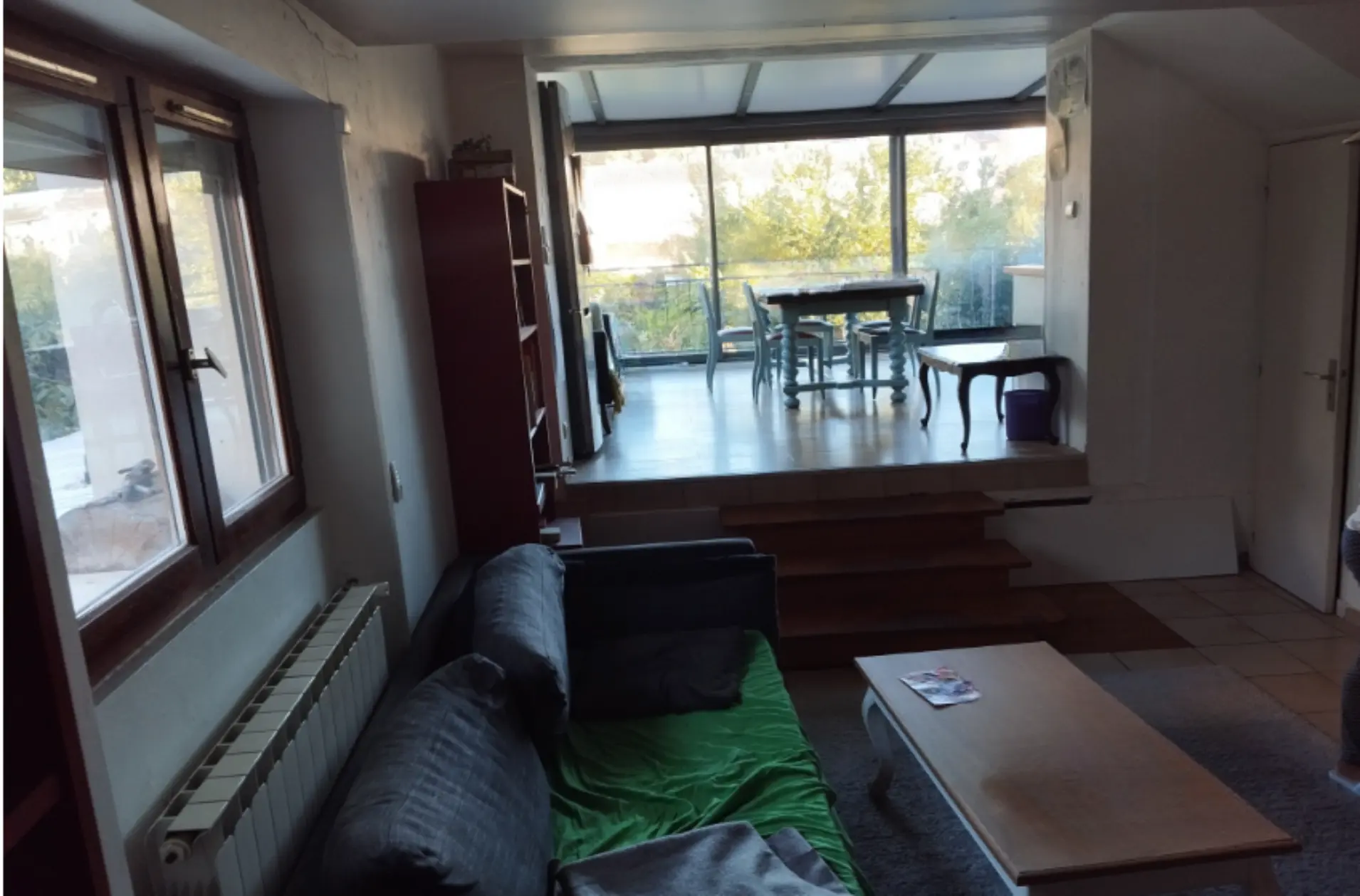 Salon ouvert sur véranda très ensoleillée avec surchauffe intérieure